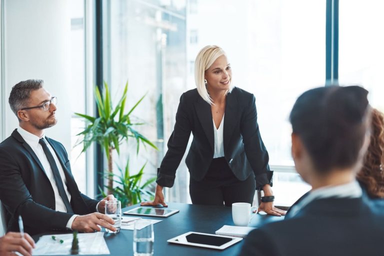 servicii de mediere și consultanță